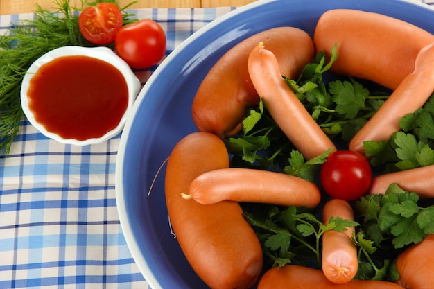 Tomate verte à la saucisse sur assiette