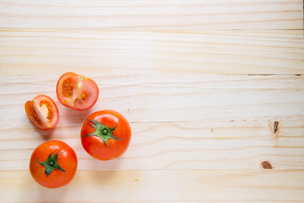 tomate, vue de dessus sur fond de bois