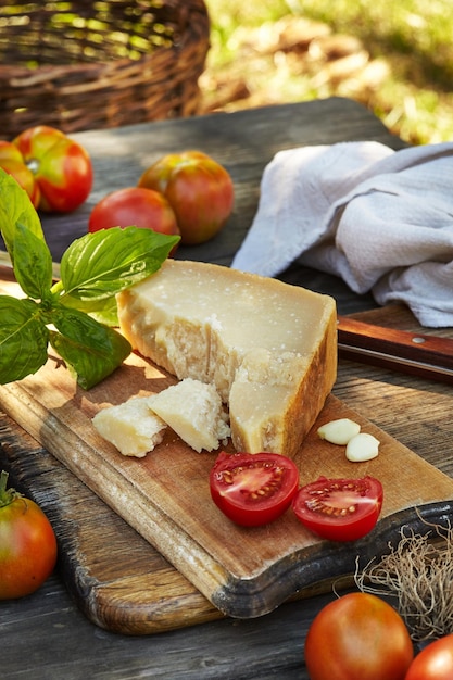 Photo tomates ail basilic et fromage parmigiano sur une vieille table authentique