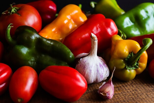 Tomates et ail de poivrons crus frais sur fond de bois Concept de désintoxication des aliments sains de récolte