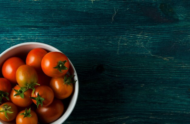 Tomates, ail sur une surface en bois.