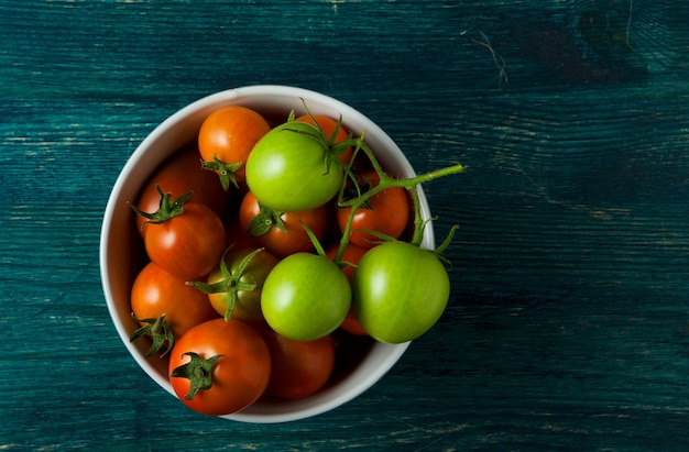 Tomates, ail sur une surface en bois.