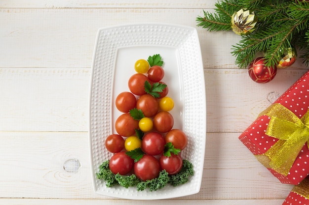 Tomates d'arbre de Noël sur une assiette. Réglage de la table de Noël