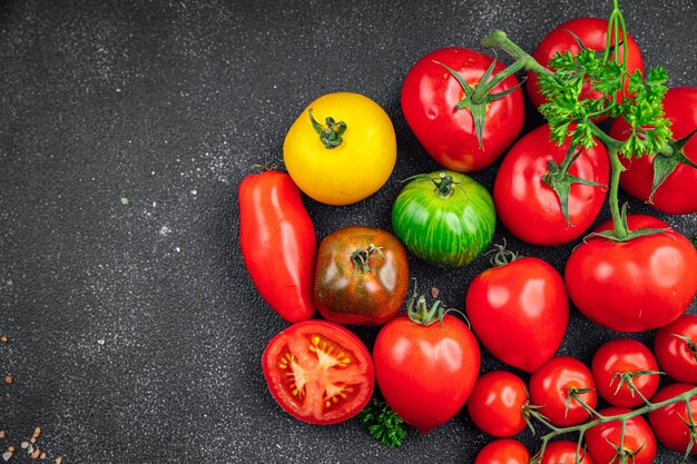 Tomates assorties différents types de tomates rouge jaune vert nourriture végétale repas sain