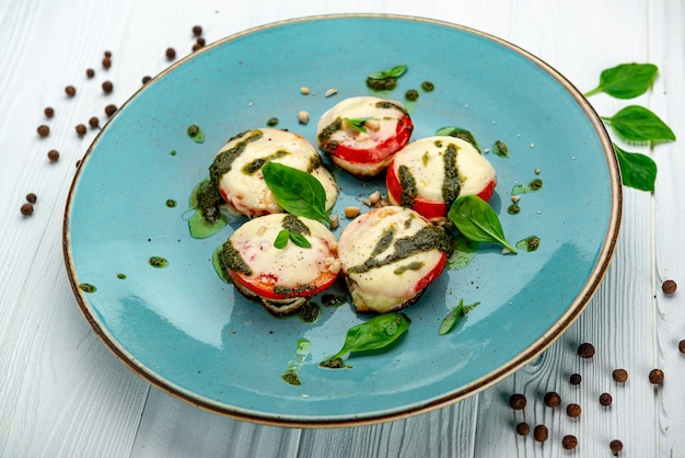 Tomates au four avec fromage mozzarella et sauce pesto