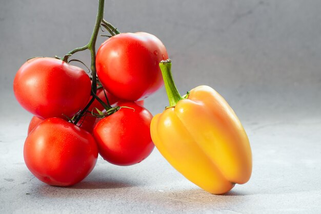 Tomates au poivre sur fond clair