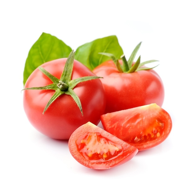 Tomates aux feuilles de basilic isolated on white