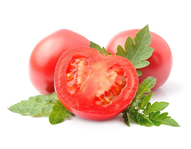 Tomates aux feuilles isolées. Des légumes