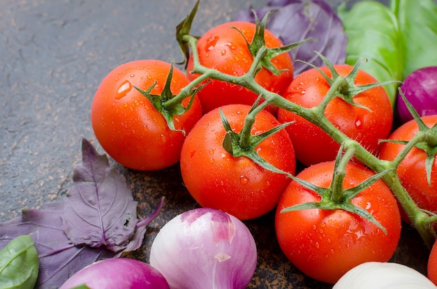 Tomates, basilic et épices poivrées