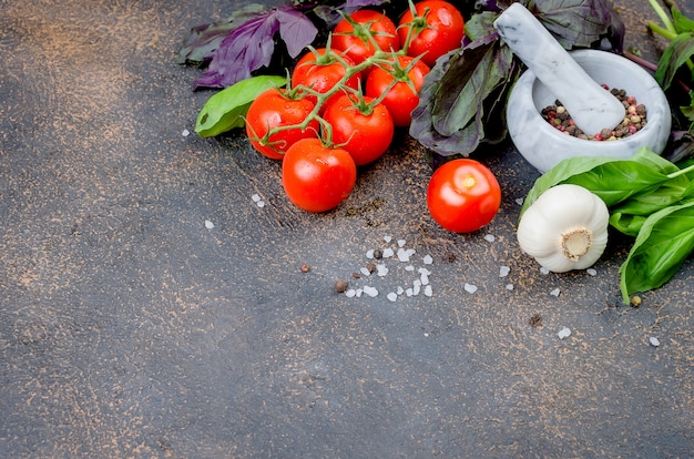 Tomates, basilic et épices poivrées