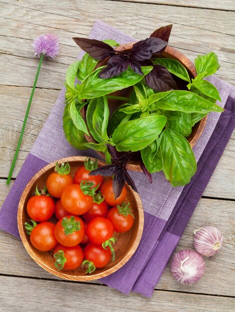 Photo tomates et basilic frais fermiers