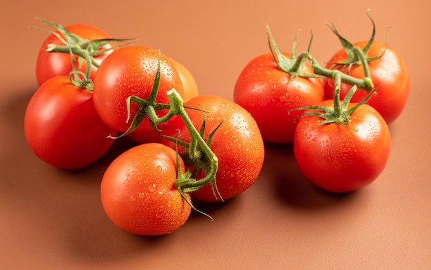 Tomates, belles tomates en détails disposées sur un cuir marron, mise au point sélective.