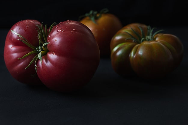 Tomates biologiques fraîches colorées