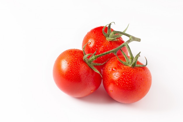 tomates biologiques isolés sur blanc avec espace de copie