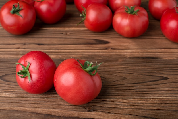 Tomates sur bois