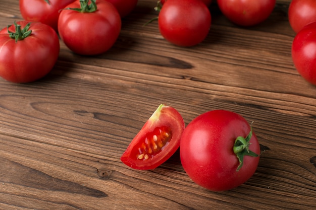 Tomates sur bois