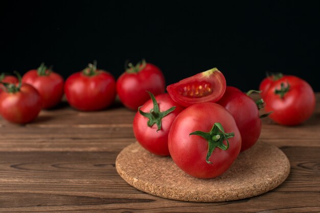 Tomates sur bois