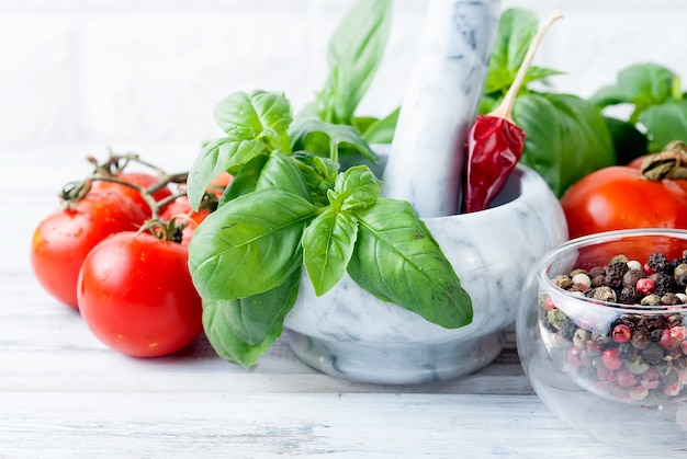 Tomates et bouquet de basilic vert frais