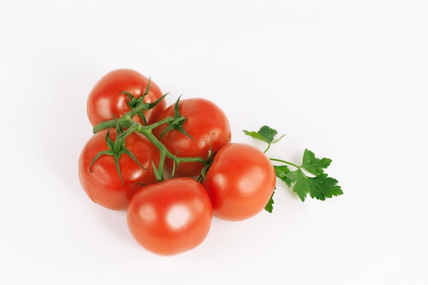 Tomates sur une branche isolé fond blanc