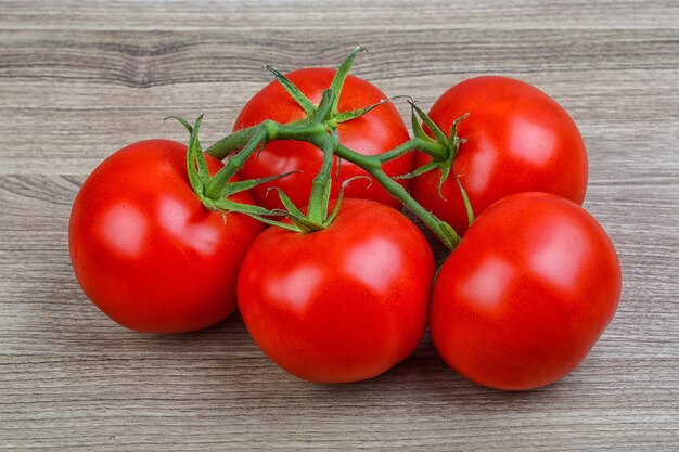 Tomates sur la branche