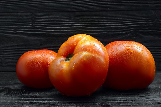 Tomates sur un bureau en bois foncé