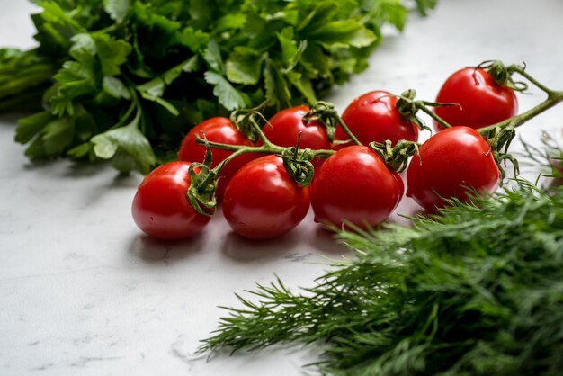 Photo tomates à la cerise à travers les ingrédients de la salade de persil vert à l'ail vue latérale en gros plan