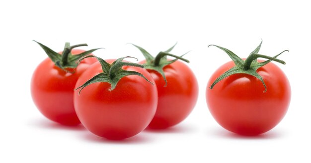 Tomates cerises sur blanc. tomates fraîches