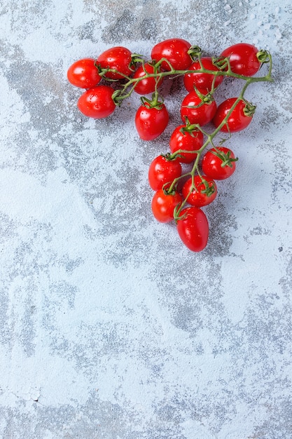 Tomates cerises sur blanc