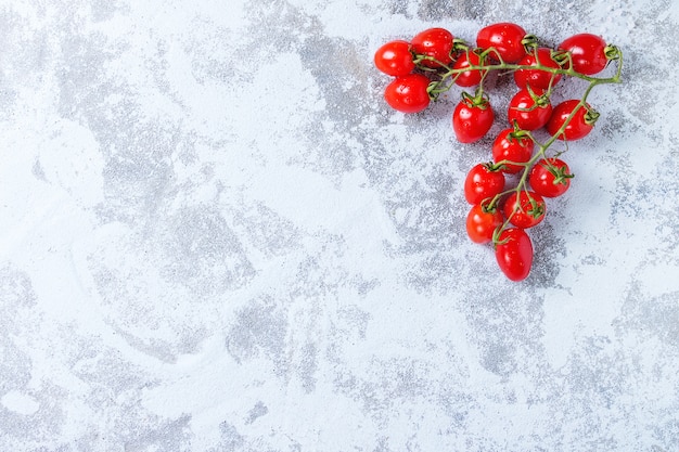 Tomates cerises sur blanc