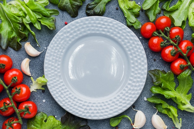 Tomates Cerises Sur Une Branche Herbes Fraîches Et Gousse D'ail Aux épices Sur Une Table En Pierre Foncée.