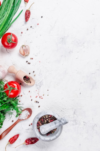 Tomates cerises sur une branche, huile, persil et épices