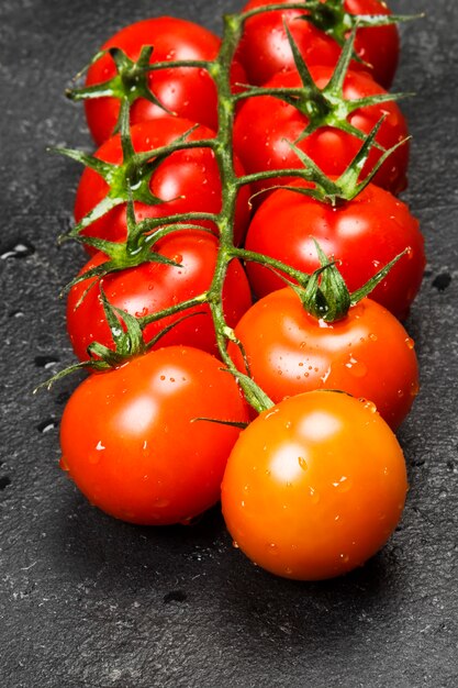 Tomates cerises sur une branche