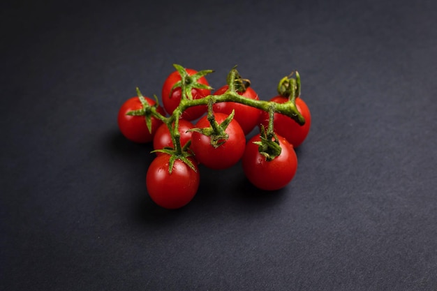 Tomates cerises sur les branches, vue de dessus