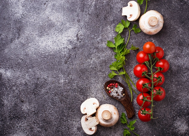 Tomates cerises et champignons. Vue de dessus