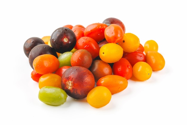 Photo des tomates cerises colorées isolées sur un fond blanc photo de studio