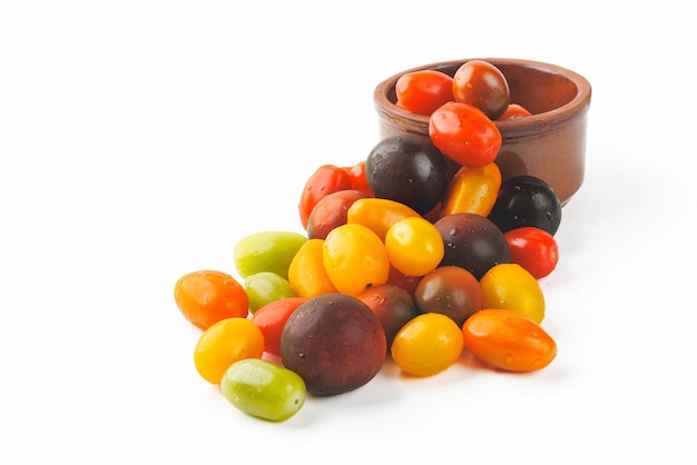 Photo des tomates cerises colorées isolées sur un fond blanc photo de studio