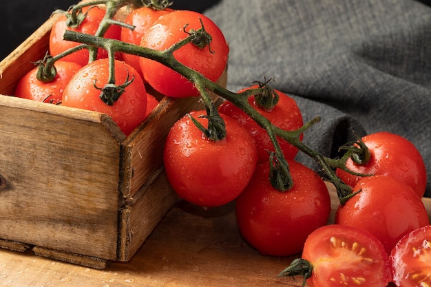 Tomates cerises dans une boîte en bois