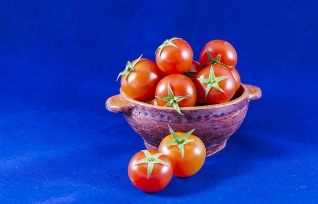 Tomates cerises dans un bol en argile