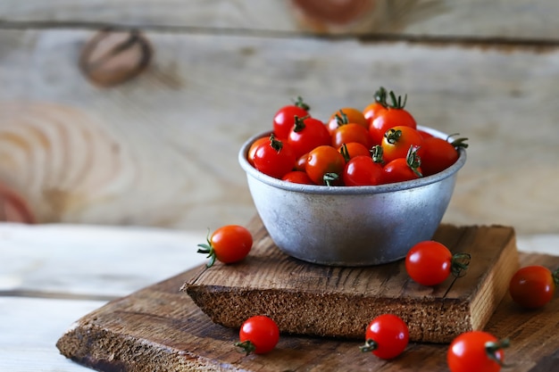 Tomates cerises dans un bol en fer