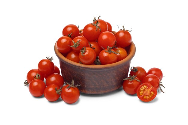 Tomates cerises dans un bol sur fond blanc