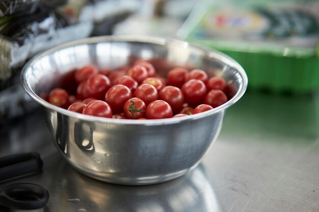 Tomates cerises dans un bol en métal tomates cerises mûres