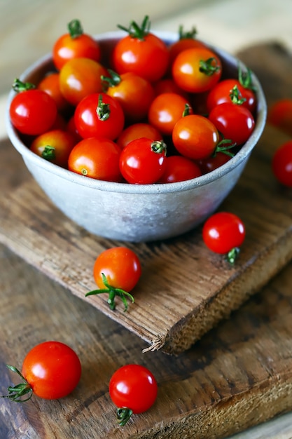 Tomates cerises dans un bol. Tomates cocktail. Mini tomates à queue.