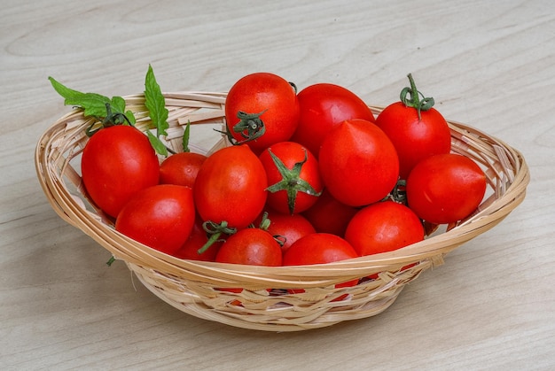 Tomates cerises dans le panier