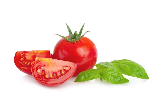 tomates cerises avec des feuilles de basilic isolé sur fond blanc