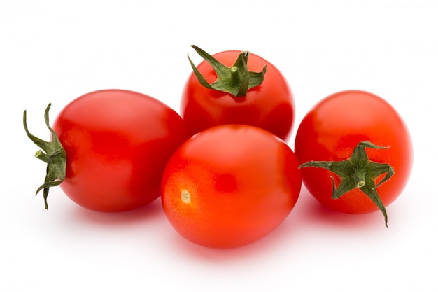 Tomates cerises sur fond blanc