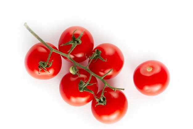 Tomates cerises sur fond blanc