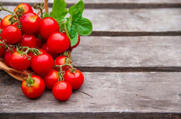 tomates cerises sur fond en bois rustique