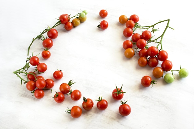 tomates cerises sur fond clair Espace pour le texte