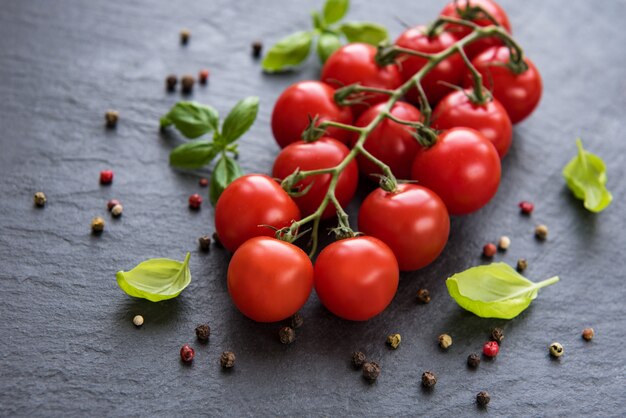 Tomates cerises sur un fond noir