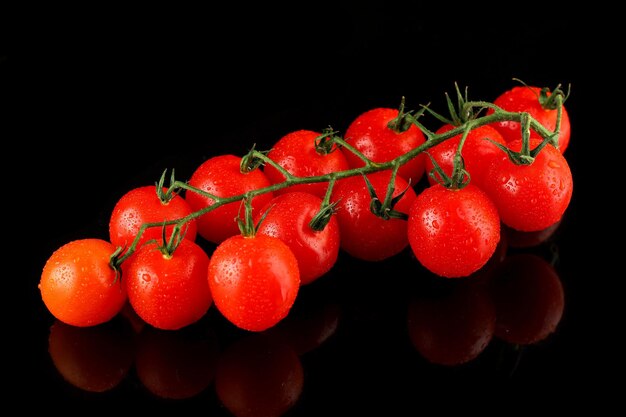 Tomates cerises sur fond sombre